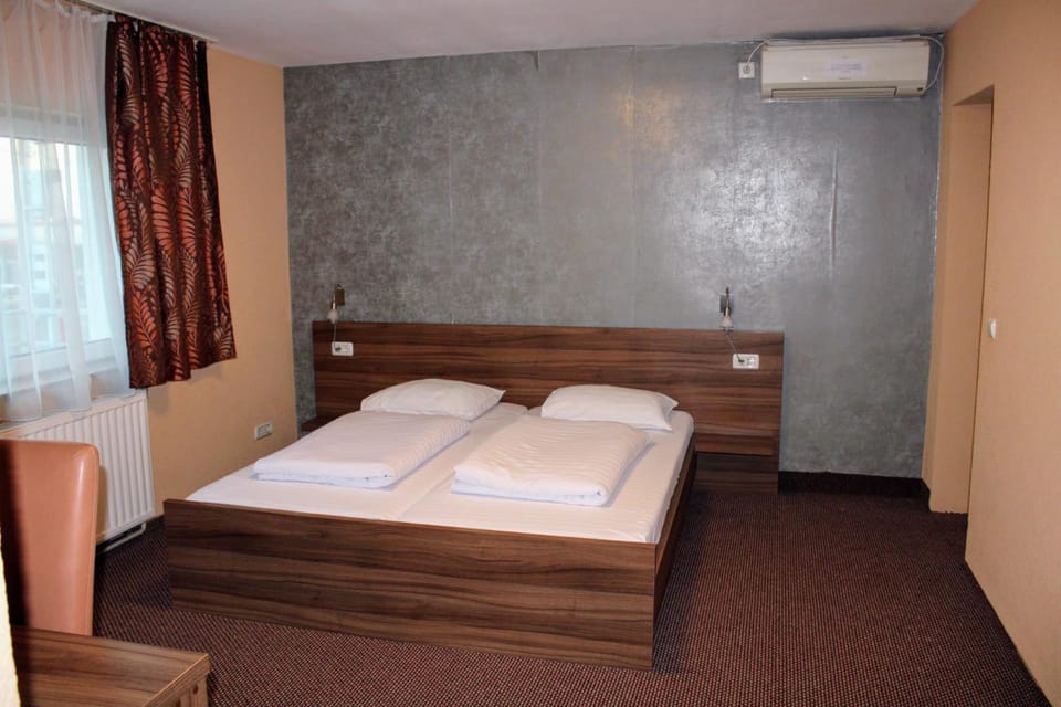 Photo of the whole room, Bedroom, air conditioner