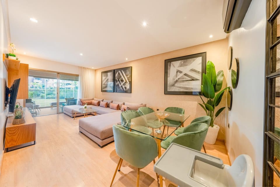 Bed, TV and multimedia, Living room, Photo of the whole room, Seating area, Bedroom
