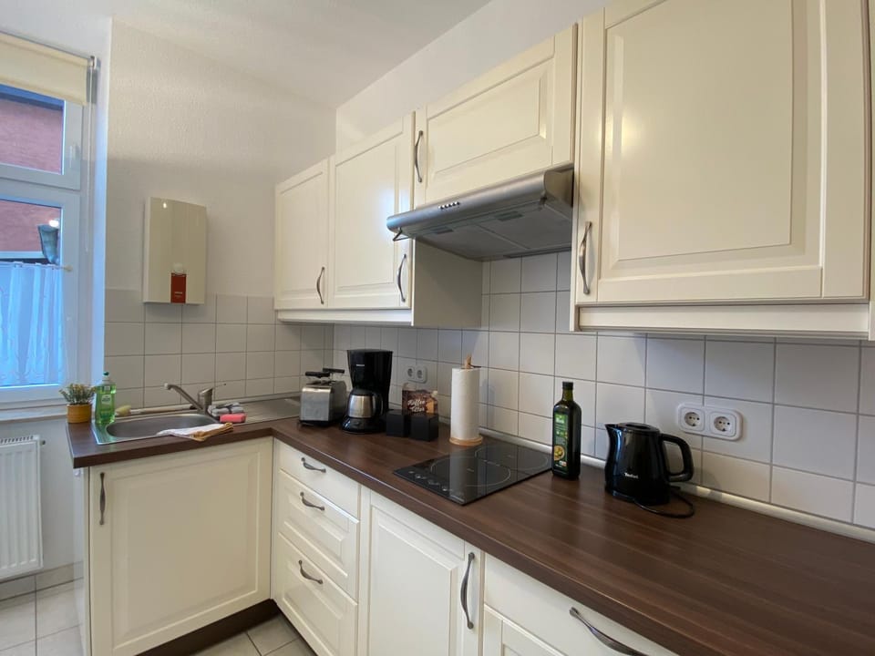 Coffee/tea facilities, Kitchen or kitchenette, stove, toaster