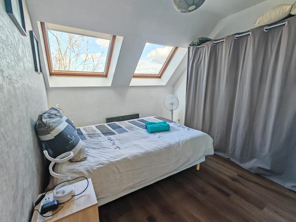 Bed, Bedroom, towels