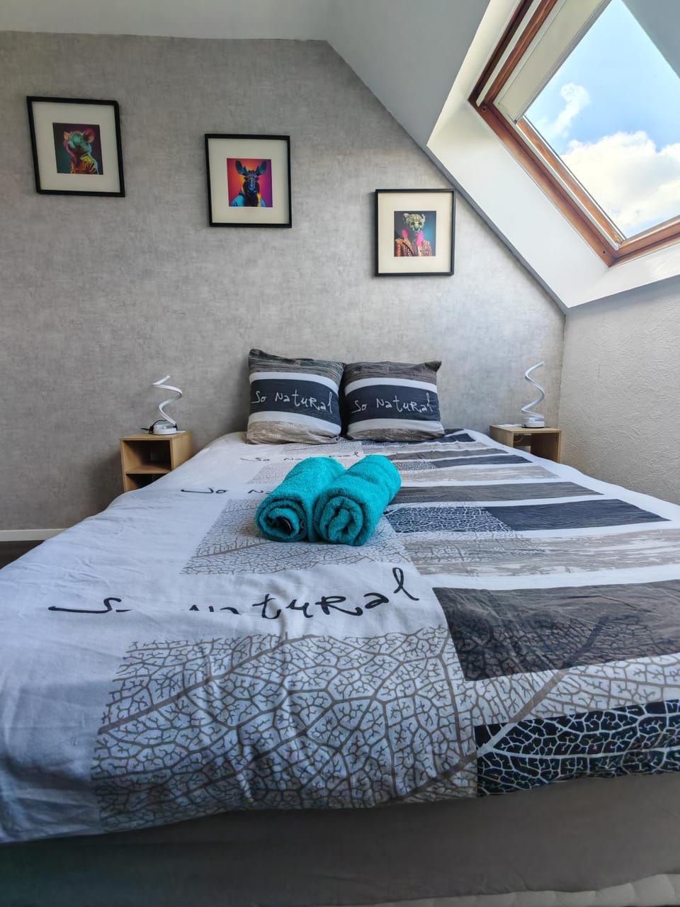 Bed, Bedroom, towels