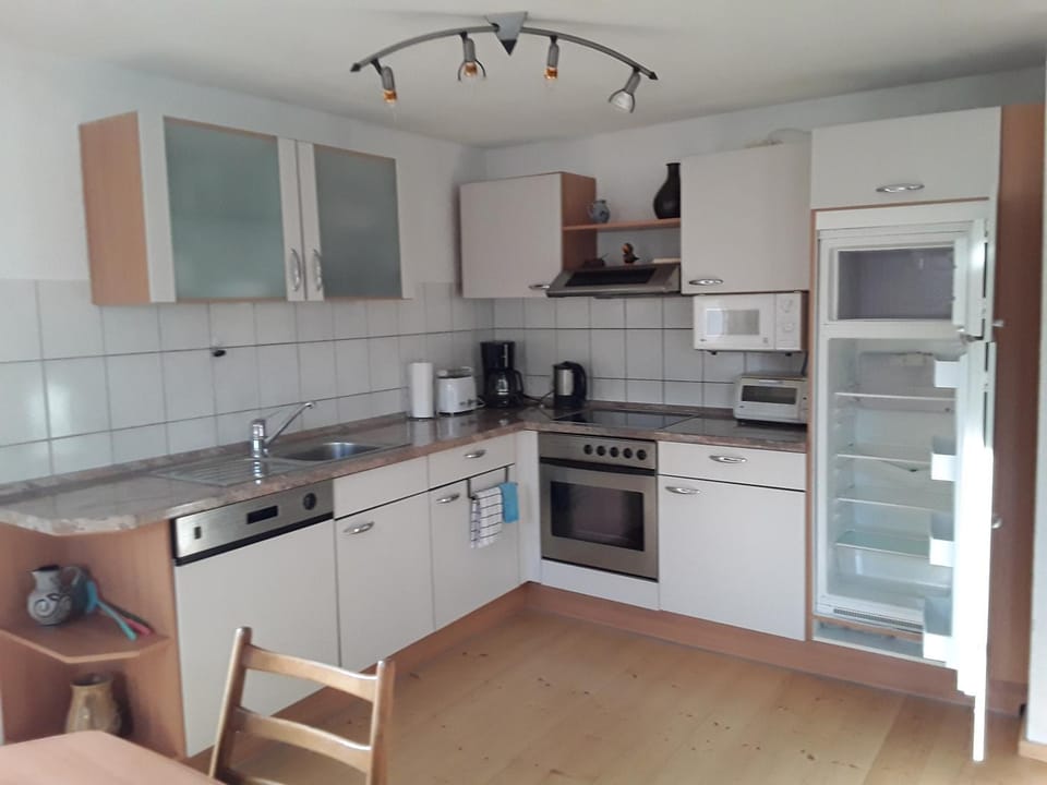 Coffee/tea facilities, Kitchen or kitchenette, dishwasher, microwave, oven, stove, toaster