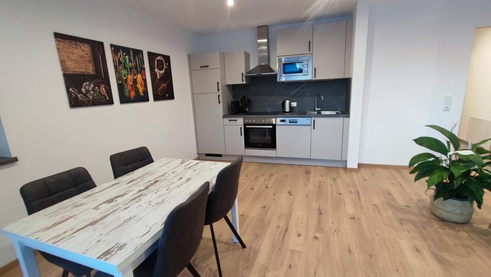 Kitchen or kitchenette, Dining area, stove