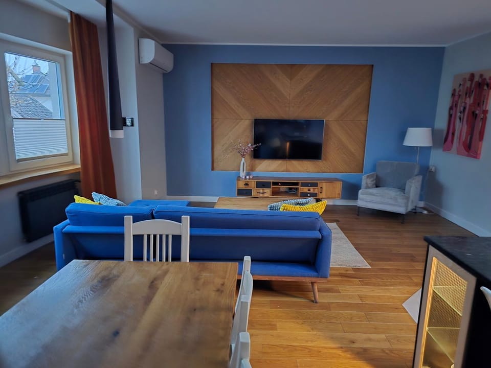 Communal lounge/ TV room, TV and multimedia, Living room, Seating area, Evening entertainment