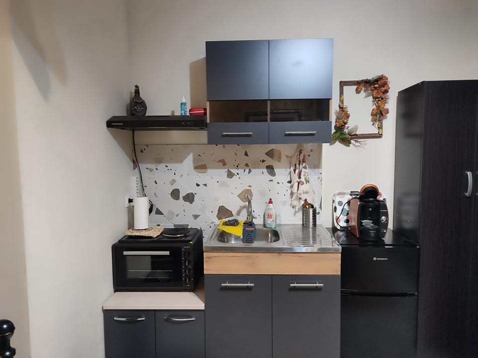 Coffee/tea facilities, Kitchen or kitchenette, oven, stove