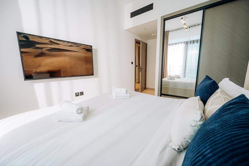Bed, TV and multimedia, Photo of the whole room, Bedroom, towels, air conditioner