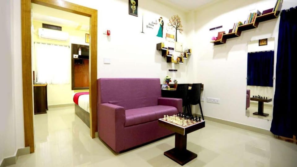 TV and multimedia, Living room, Seating area, Evening entertainment, air conditioner