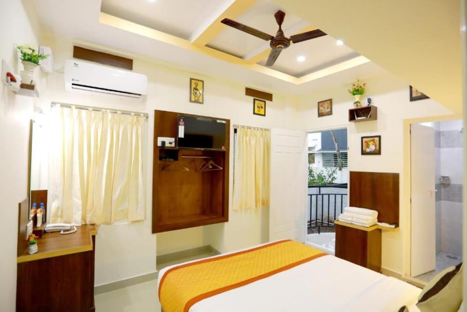 Bed, TV and multimedia, Photo of the whole room, Bedroom, fireplace, air conditioner