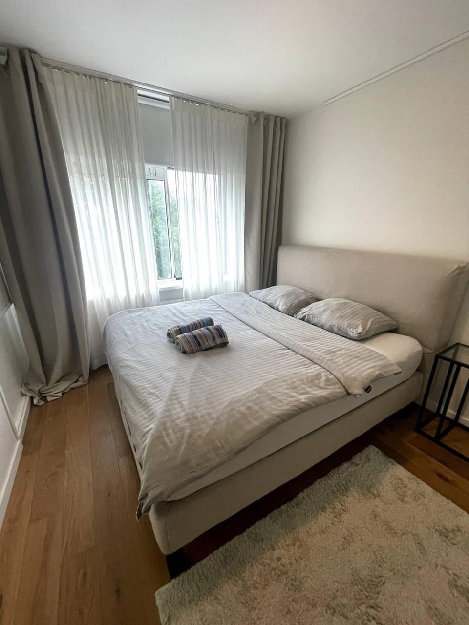 Bed, Bedroom, towels