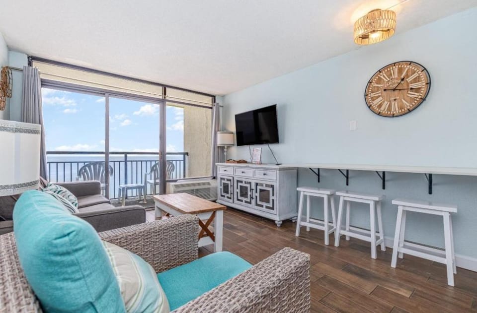 Cozy 1 BR Condo- Immaculate Oceanfront Views- Monterey Bay 1617 House in Myrtle Beach
