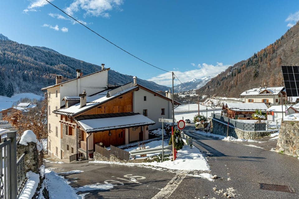 Property building, Day, Neighbourhood, Natural landscape, Winter, Mountain view, Street view
