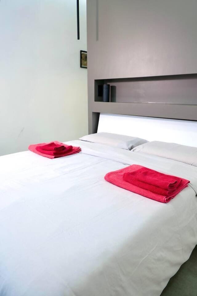 Davide Host | LH89, 30min. Duomo Apartment in Sesto San Giovanni