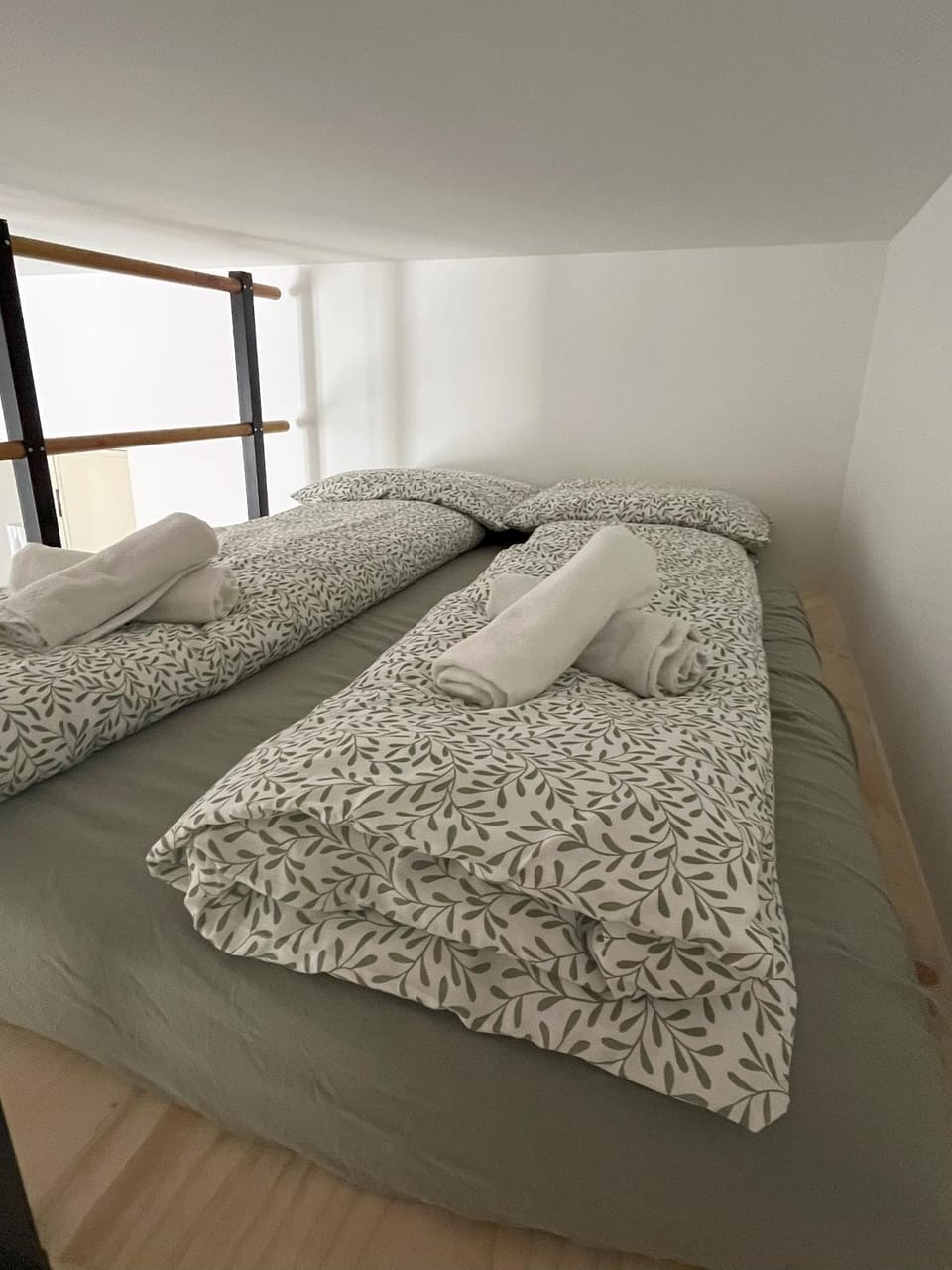 Bed, towels