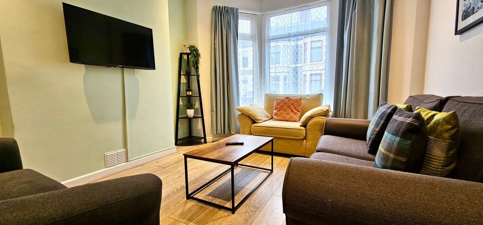 Communal lounge/ TV room, TV and multimedia, Living room, Seating area