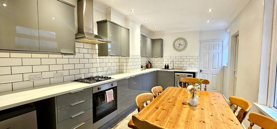 Kitchen or kitchenette, Dining area, oven, stove