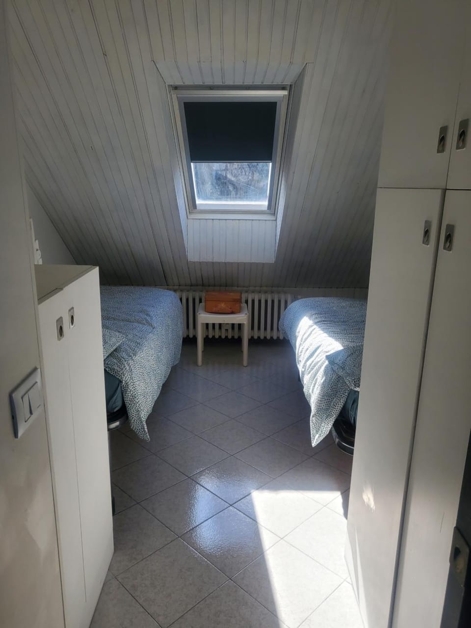 Photo of the whole room, Bedroom, wardrobe