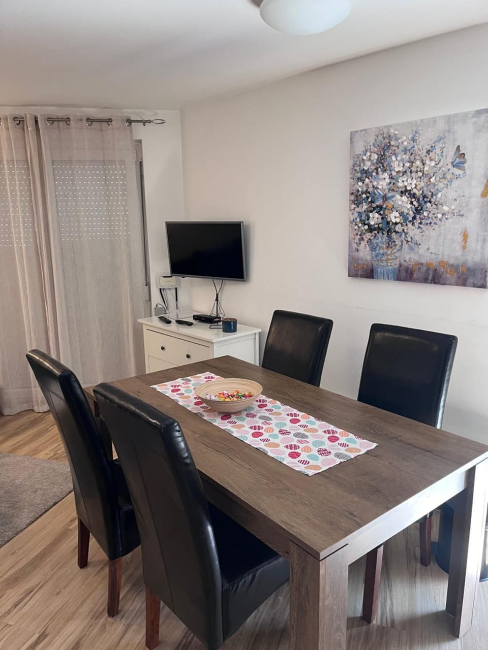 TV and multimedia, Living room, Seating area, Dining area