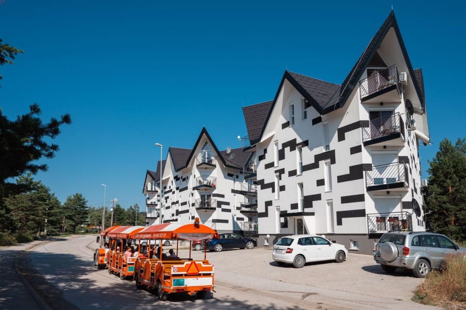 Property building, Day, Neighbourhood, Street view, Location, Parking