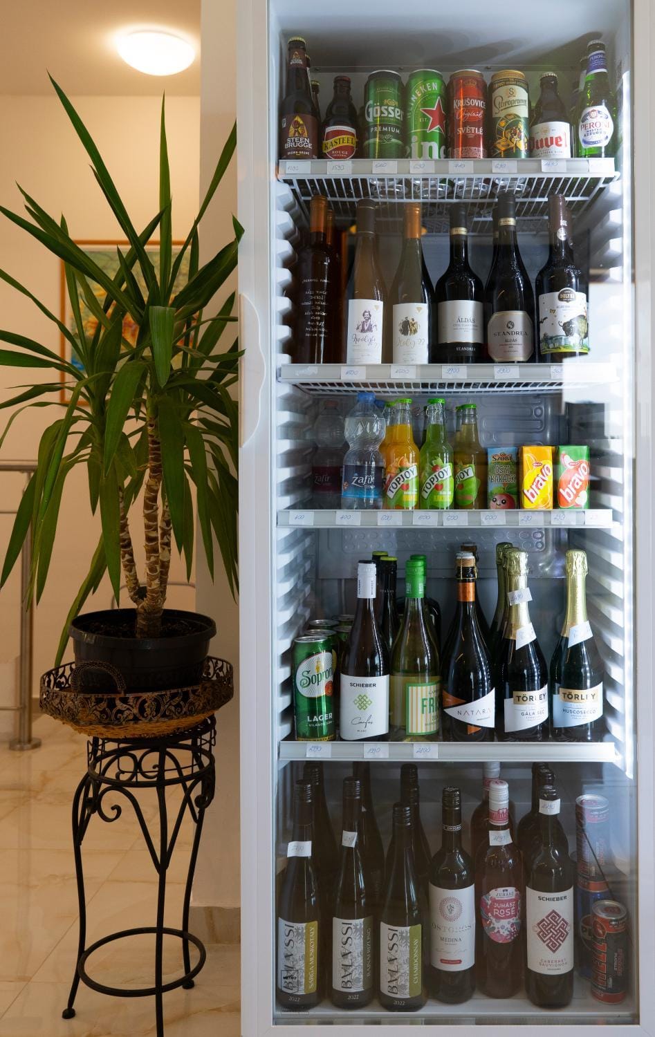 Restaurant/places to eat, Drinks, Alcoholic drinks, Non alcoholic drinks