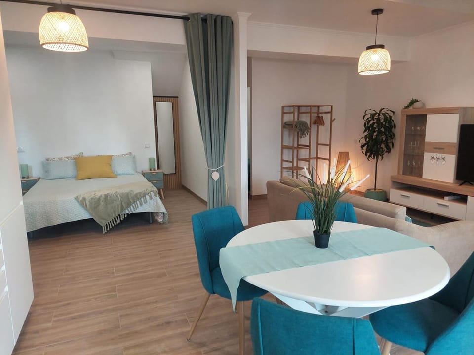Bed, Dining area