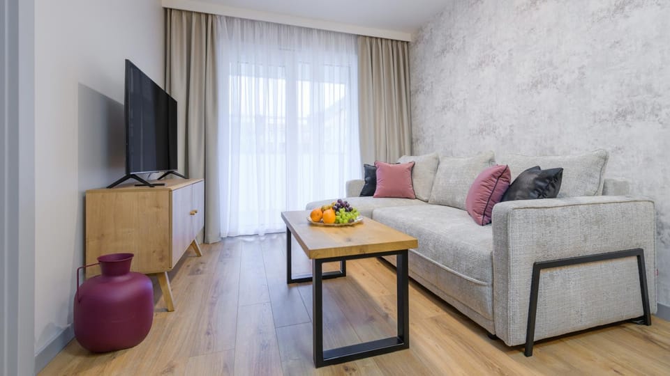 Communal lounge/ TV room, TV and multimedia, Living room, Seating area, Evening entertainment