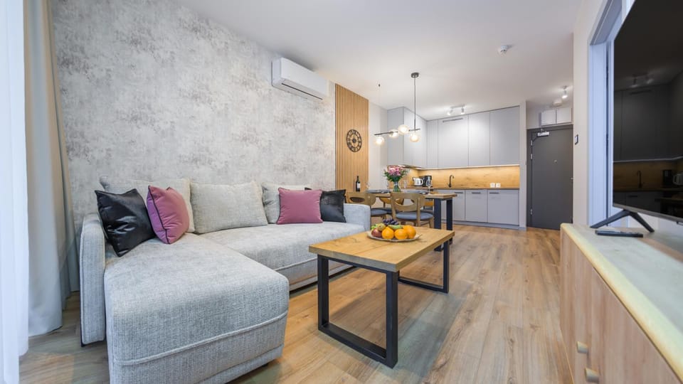 TV and multimedia, Kitchen or kitchenette, Living room, Seating area, Dining area