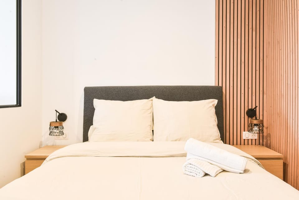 Bed, Photo of the whole room, Bedroom, towels
