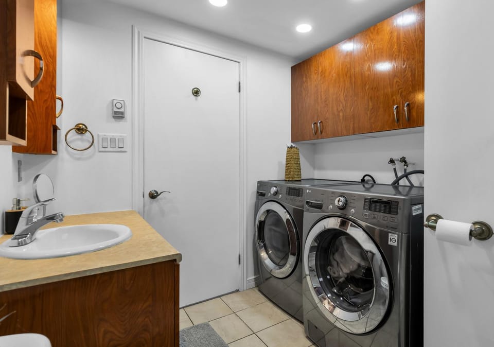 COSY 3 BEDROOMS Montreal Apartment in Laval