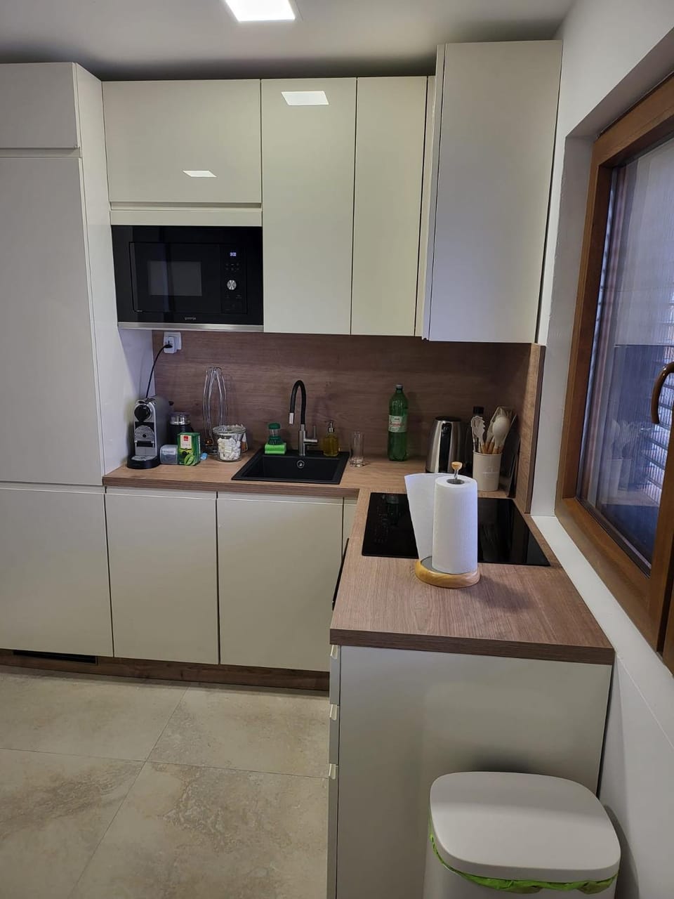 Coffee/tea facilities, Kitchen or kitchenette, dishwasher, oven, stove