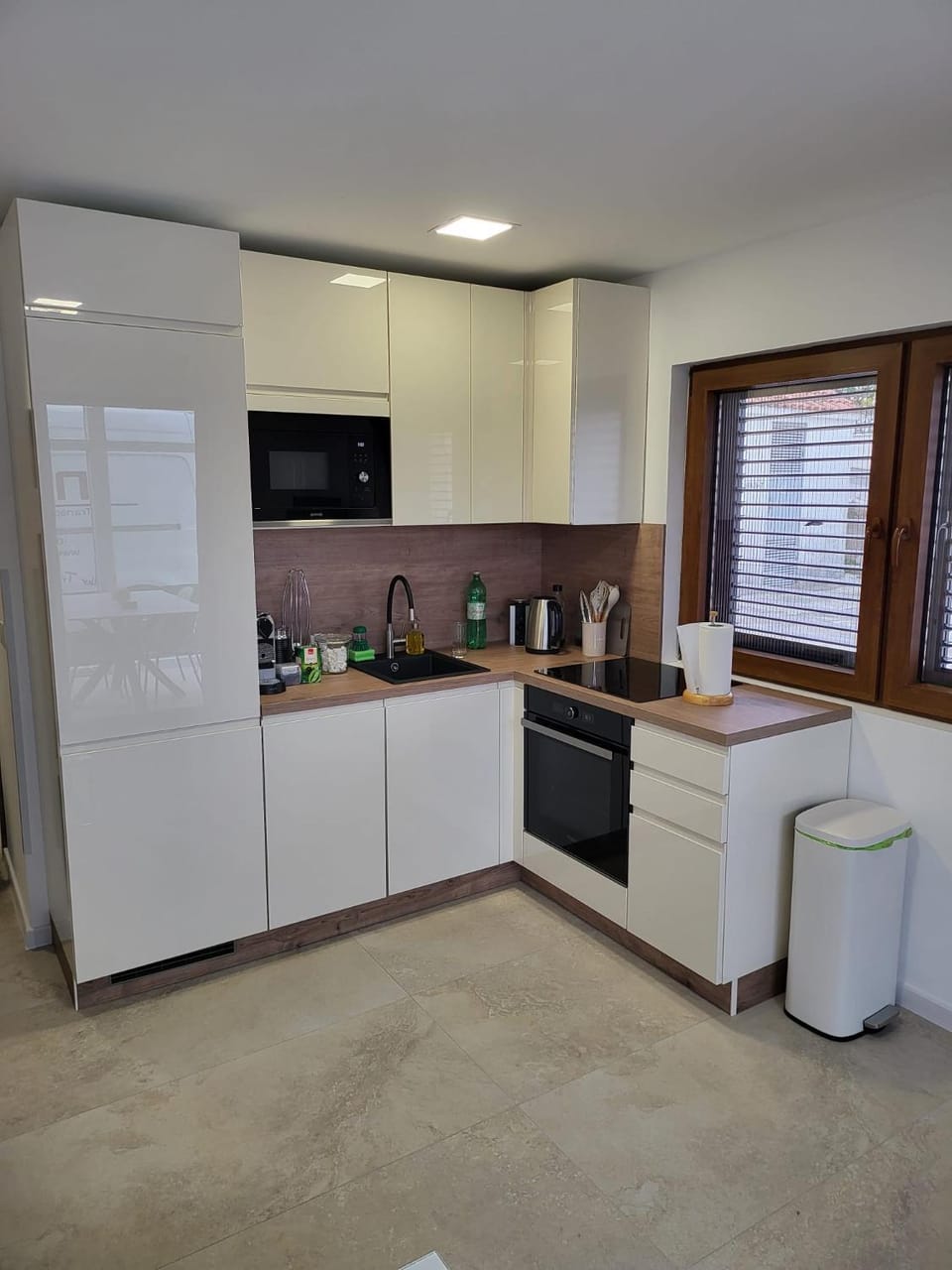 Coffee/tea facilities, Kitchen or kitchenette, dishwasher, oven, stove