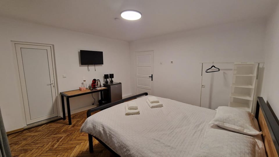 TV and multimedia, Photo of the whole room, Bedroom