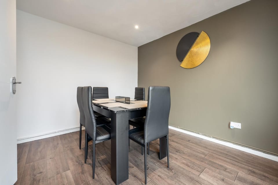 3 Bedroom House, Free Parking, Sleeps Up to 5, Private Garden, Elevate Living Estates Short Lets & Serviced Apartments Apartment in Northampton
