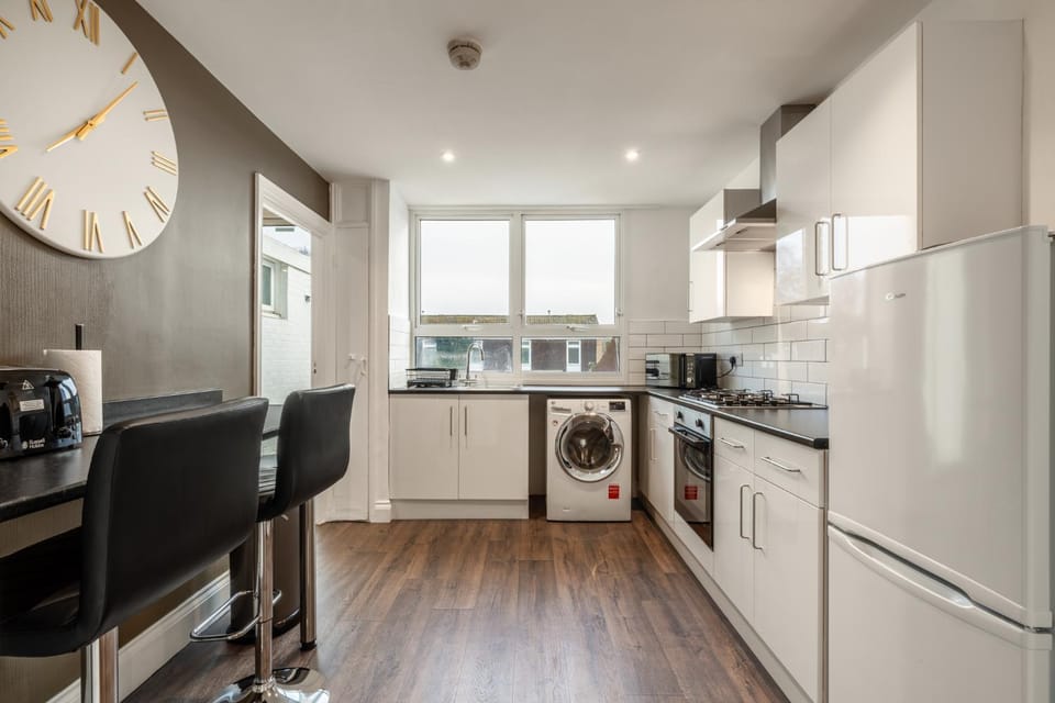 3 Bedroom House, Free Parking, Sleeps Up to 5, Private Garden, Elevate Living Estates Short Lets & Serviced Apartments Apartment in Northampton