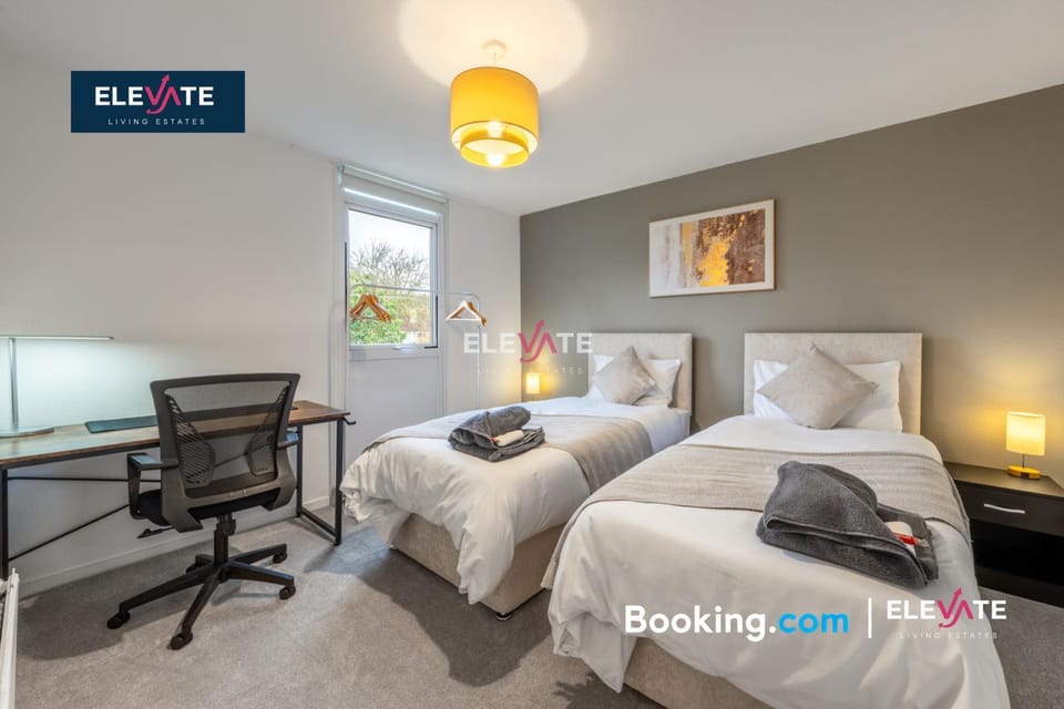 Premium Offers, Last-Minute Escapes, 3 Bedroom House, Free Parking, Sleeps Up to 5, Private Garden, Elevate Living Estates Short Lets & Serviced Apartments Northampton Apartment in Northampton