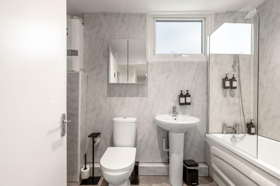 3 Bedroom House, Free Parking, Sleeps Up to 5, Private Garden, Elevate Living Estates Short Lets & Serviced Apartments Apartment in Northampton