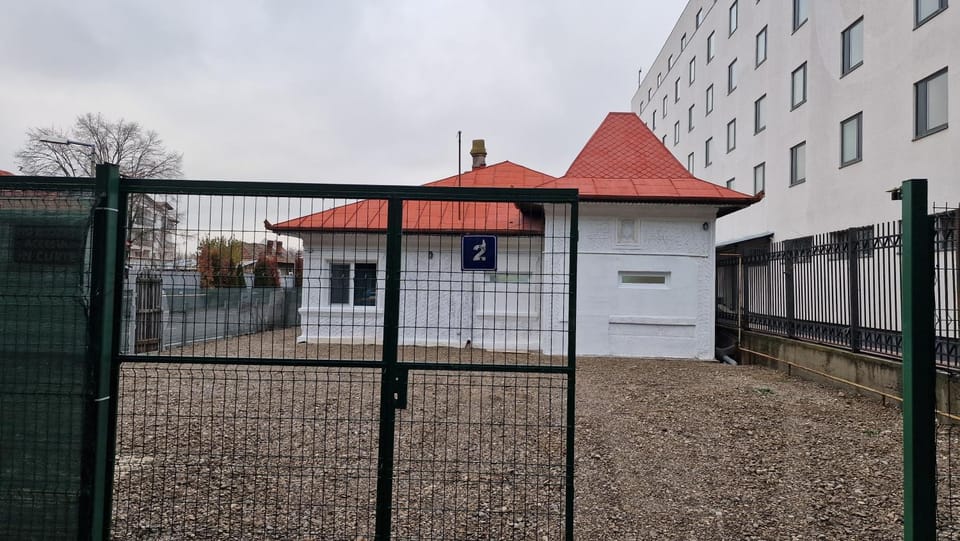 Property building, Day, Parking