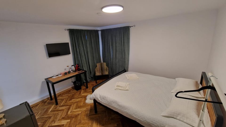 Shower, Bed, TV and multimedia, Coffee/tea facilities, Photo of the whole room, Bedroom, cot, internet, internet, towels