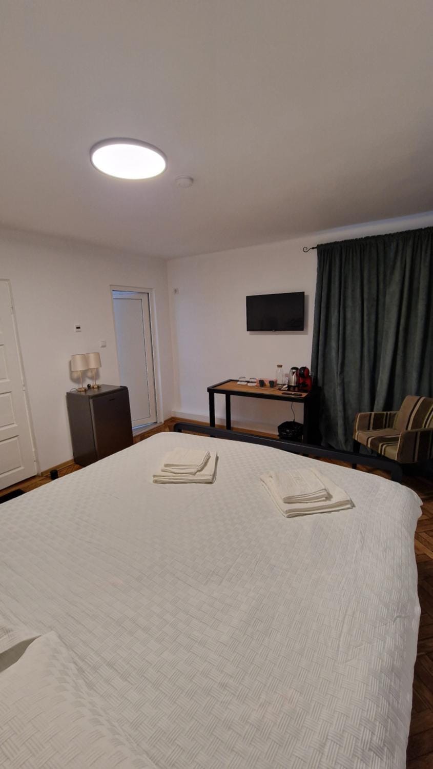 Bed, TV and multimedia, Photo of the whole room, Bedroom