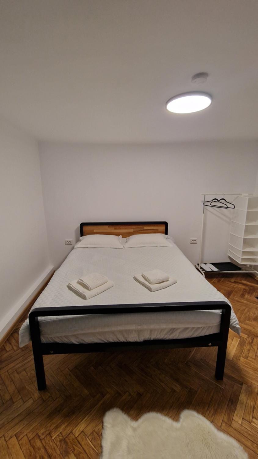 Shower, Toilet, Property building, Bed, Day, Night, Bathroom, TV and multimedia, Coffee/tea facilities, Photo of the whole room, Bedroom, cot, Parking, hair dryier, internet, internet, towels