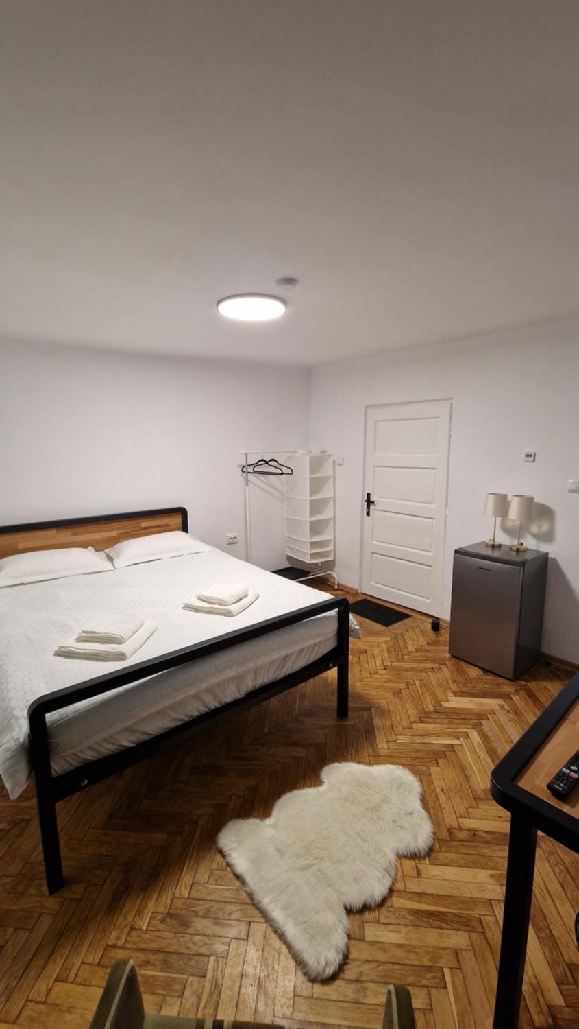 Bed, TV and multimedia, Photo of the whole room, Bedroom, internet, towels