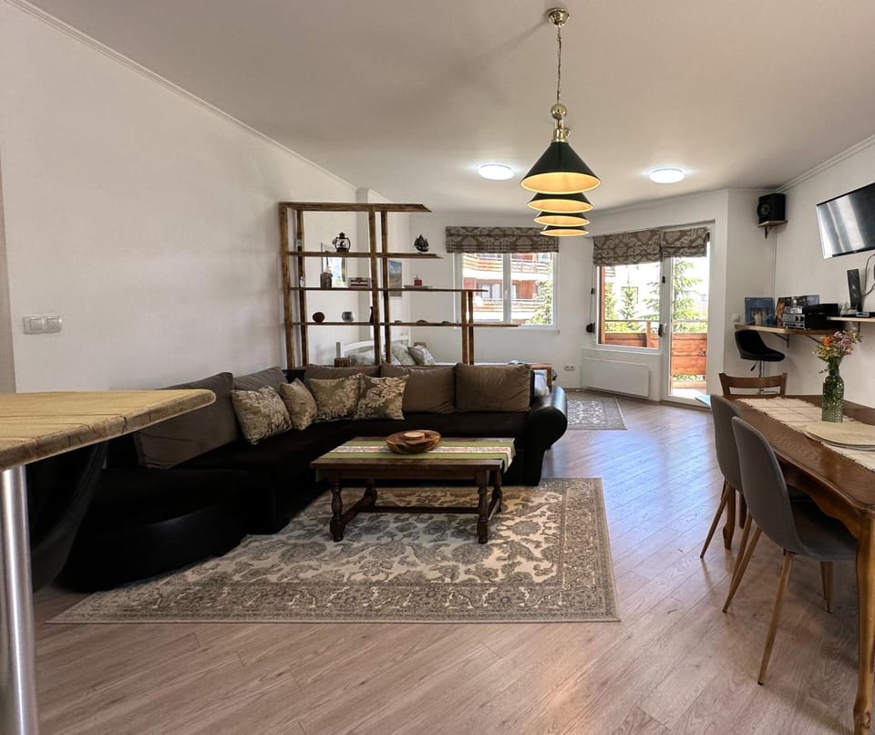 TV and multimedia, Kitchen or kitchenette, Living room, Seating area, Dining area