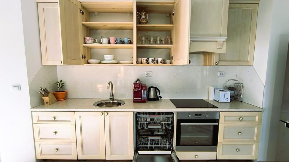 Coffee/tea facilities, Kitchen or kitchenette, dishwasher, oven, toaster