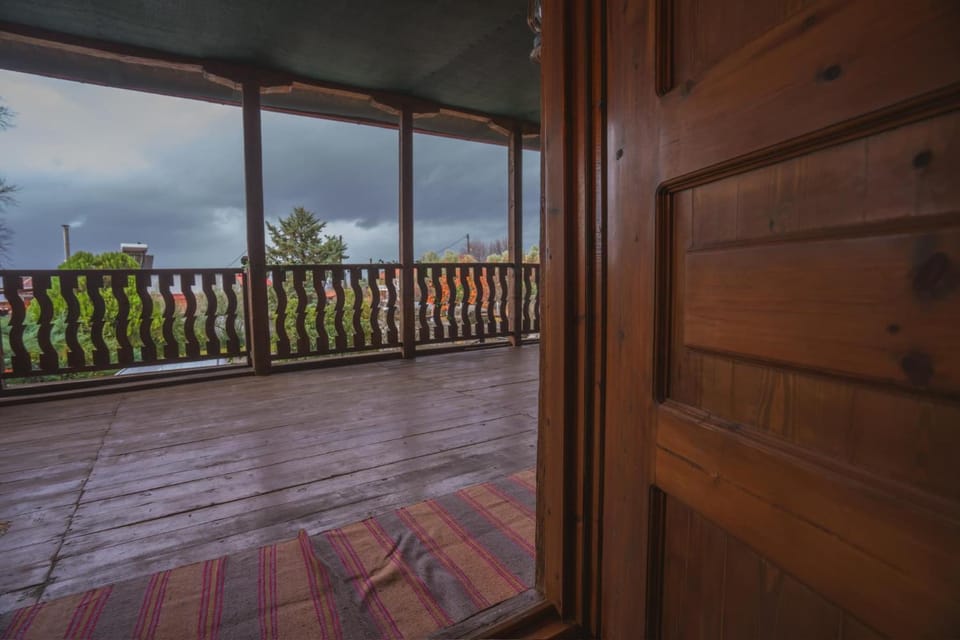 Natural landscape, Garden, Balcony/Terrace, Mountain view