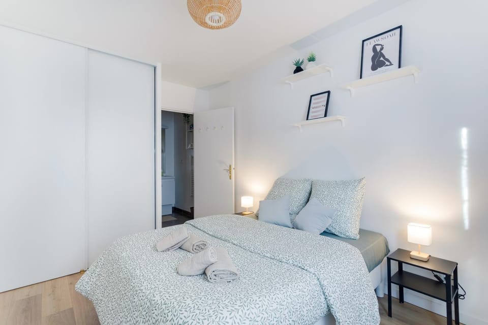 Bed, Photo of the whole room, Bedroom, towels