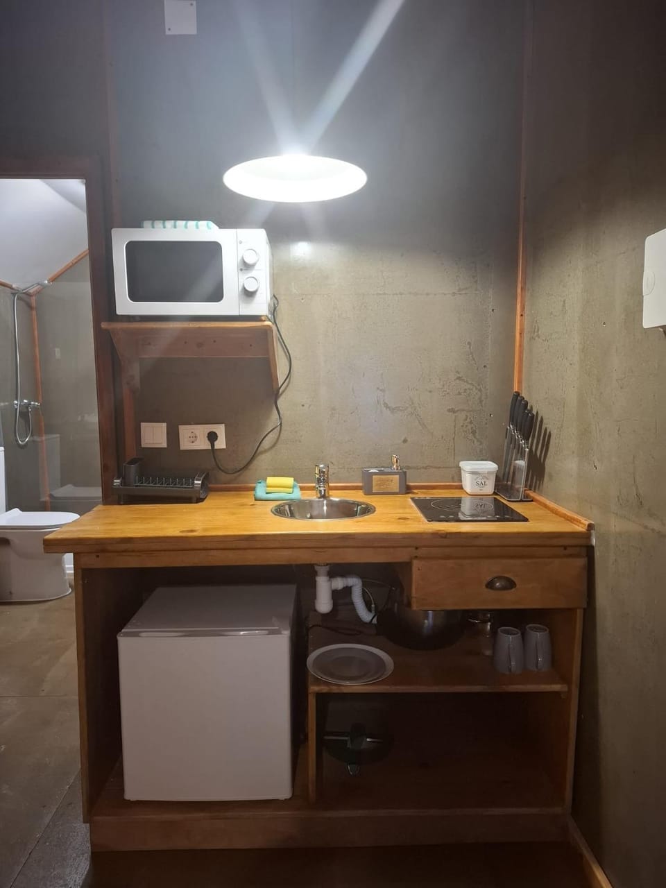 Kitchen or kitchenette, minibar