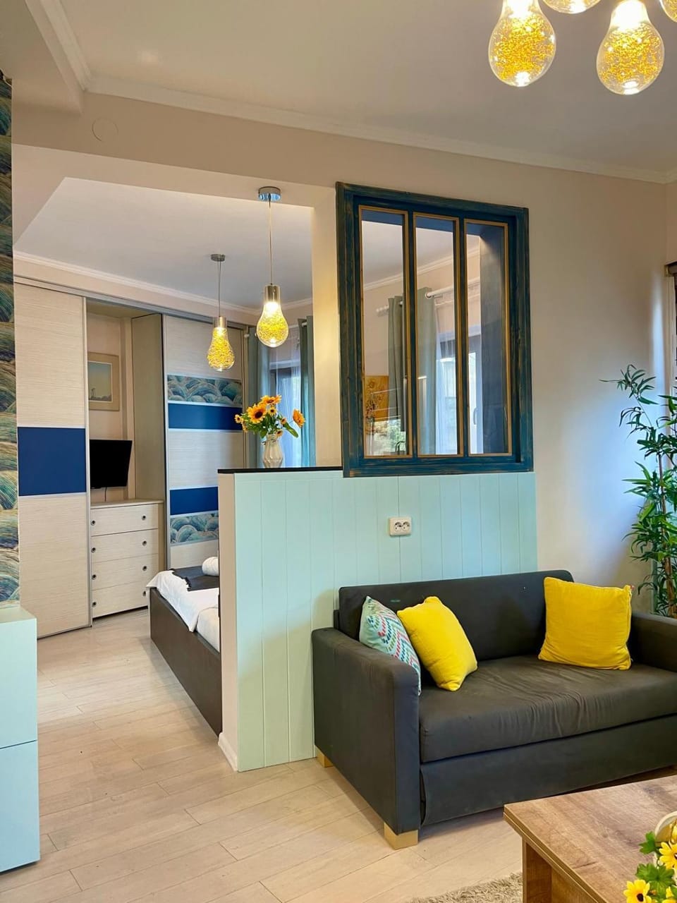Bed, TV and multimedia, Living room, Photo of the whole room, Seating area, Bedroom