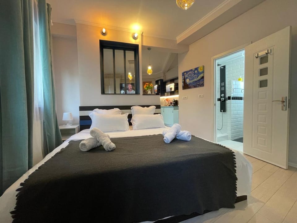 Bed, Photo of the whole room, Bedroom, towels
