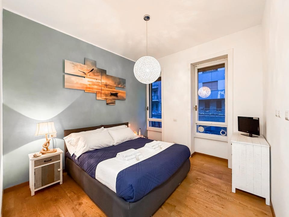 Bed, TV and multimedia, Photo of the whole room, Bedroom