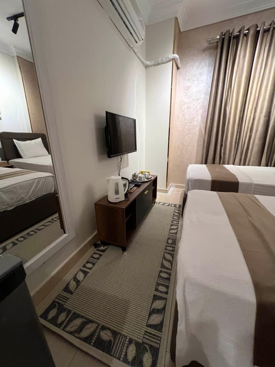 Bed, TV and multimedia, Photo of the whole room, Evening entertainment, Bedroom, air conditioner