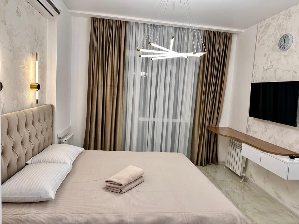 Bed, TV and multimedia, Photo of the whole room, Bedroom, towels, air conditioner